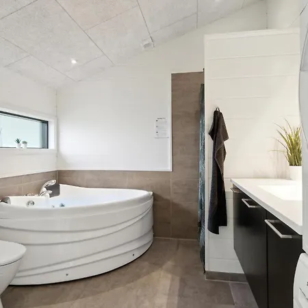 Four-Bedroom Holiday Home In Ebeltoft Semesterbostad Ebeltoft