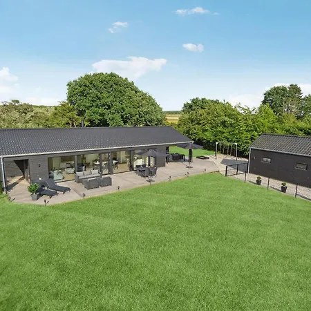 Four-Bedroom Holiday Home In Ebeltoft 埃贝尔托夫特